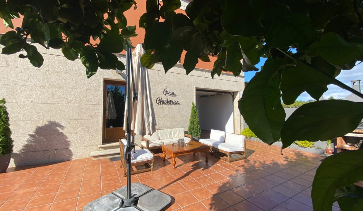 Jardín de la casa con sofás