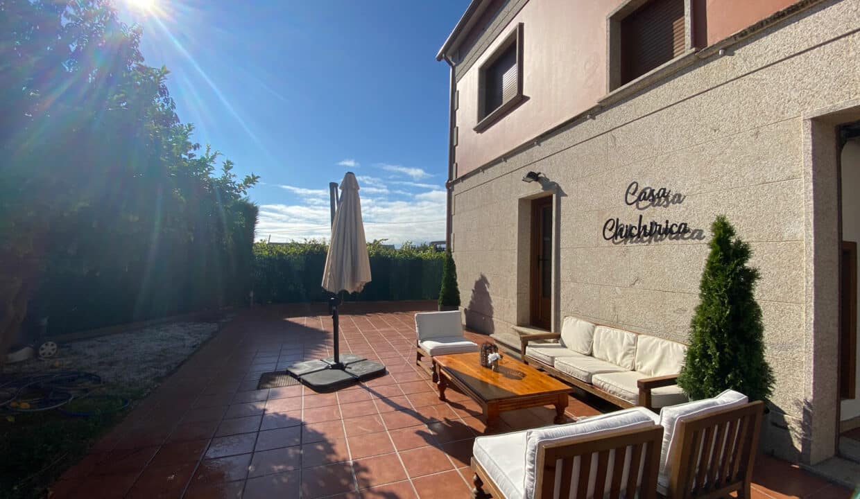 Jardín de la casa con sofás