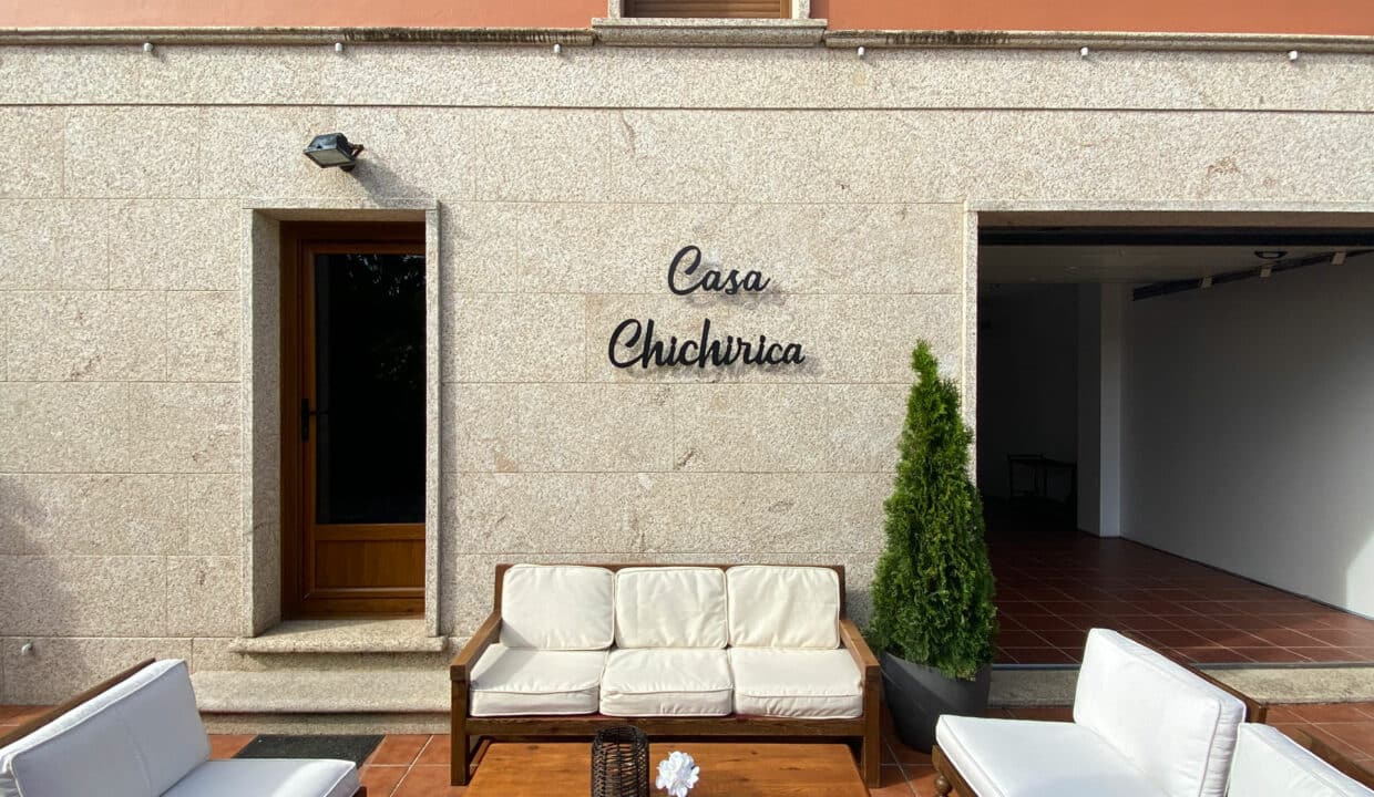 Exterior trasero de la casa con sofás de exterior