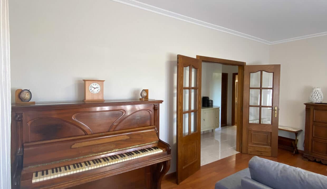 Piano y sofá en el salón