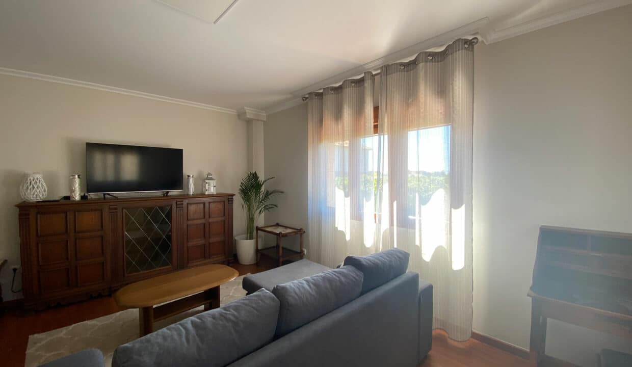 Salón con sofá y tv