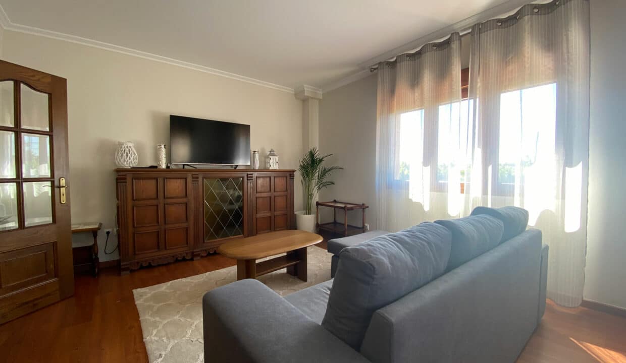 Salón con televisión e internet